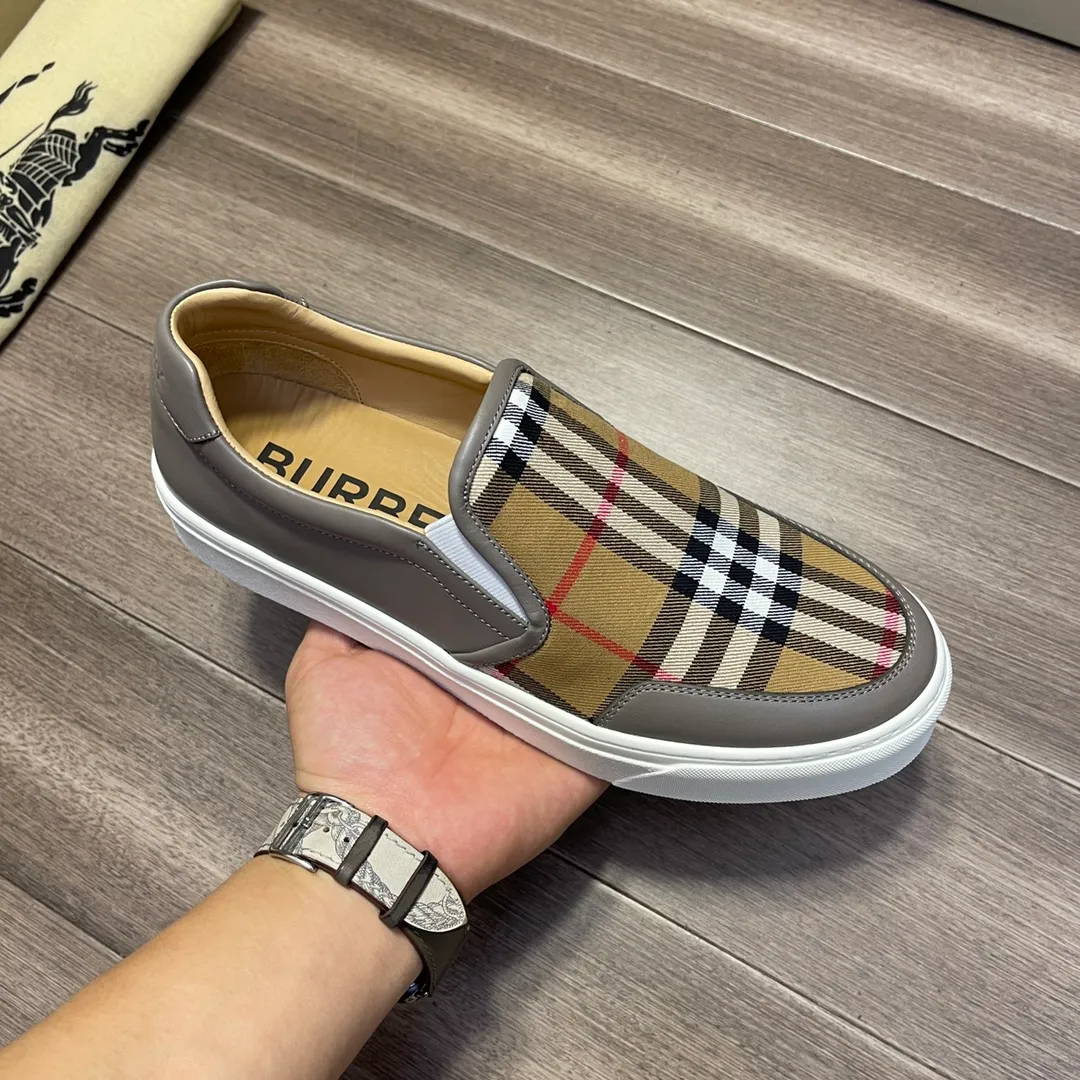 ☕P360💰《BURBERRY》【Original order·Version】Burberry: Top 🔝Purchasing agent🔍🔍The latest men's counter is on sale simultaneously, the original version imported from Italy🔝·Nappa calfskin·Brand totem cloth· Highlighting the (high-end, extravagance, class) travel, home, and best choice" exquisite workmanship (Imported water-dyed leather lining from Italy 🇮🇹), sole: original sole provided by the original factory, ⚠️exclusive double layer Activity·TPR rubber·molded outsole; super comfortable·wear-resistant·non-slip·environmental protection🌳🌳🌳, the real thing is more beautiful🎬The real thing is more beautiful🔍🔍 (high quality·follow the order) You can enter and exit the counter at will: Size: 38·39·40·41·42·43·44 (🎉Customized 45) Welcome to order...☕️